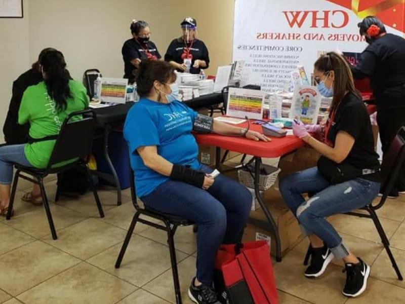 像德克萨斯州的这些推动者帮助拉丁裔社区满足他们的一些医疗需求。. (Foto cortesía de Mercedes Cruz-Ruiz)
